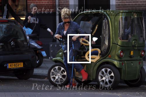 Amsterdam 16 oktober 2018
Connie Witteman doet boodschappen met haar dochter Constanza Breukhoven in haar Connieâ€™s Creative car concept.