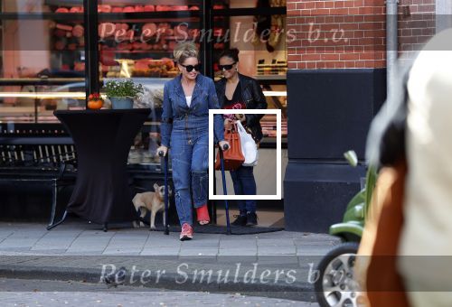 Amsterdam 16 oktober 2018
Connie Witteman doet boodschappen met haar dochter Constanza Breukhoven in haar Connieâ€™s Creative car concept.