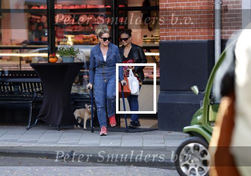 Amsterdam 16 oktober 2018
Connie Witteman doet boodschappen met haar dochter Constanza Breukhoven in haar Connieâ€™s Creative car concept.