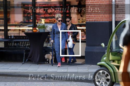 Amsterdam 16 oktober 2018
Connie Witteman doet boodschappen met haar dochter Constanza Breukhoven in haar Connieâ€™s Creative car concept.