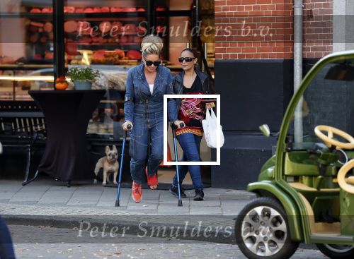 Amsterdam 16 oktober 2018
Connie Witteman doet boodschappen met haar dochter Constanza Breukhoven in haar Connieâ€™s Creative car concept.