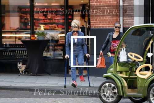 Amsterdam 16 oktober 2018
Connie Witteman doet boodschappen met haar dochter Constanza Breukhoven in haar Connieâ€™s Creative car concept.