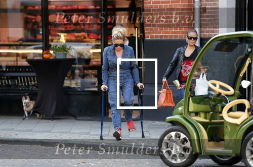 Amsterdam 16 oktober 2018
Connie Witteman doet boodschappen met haar dochter Constanza Breukhoven in haar Connieâ€™s Creative car concept.