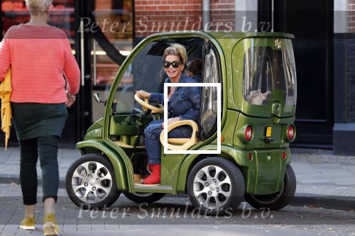 Amsterdam 16 oktober 2018
Connie Witteman doet boodschappen met haar dochter Constanza Breukhoven in haar Connieâ€™s Creative car concept.