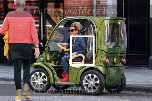 Amsterdam 16 oktober 2018
Connie Witteman doet boodschappen met haar dochter Constanza Breukhoven in haar Connieâ€™s Creative car concept.