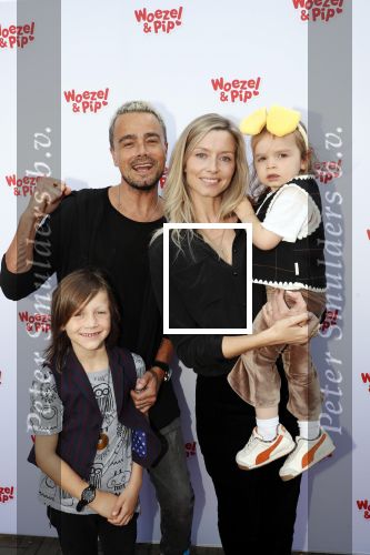 Den Haag 14 oktober 2018
Premiere Woezel en pip in koninklijke schouwburg Den haag. Dinand en Lucy Woesthoff kwam met hun 2 jongste kinderen.