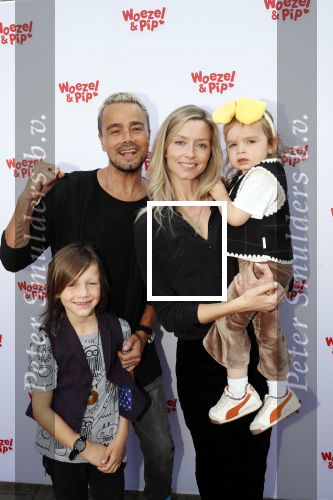 Den Haag 14 oktober 2018
Premiere Woezel en pip in koninklijke schouwburg Den haag. Dinand en Lucy Woesthoff kwam met hun 2 jongste kinderen.
