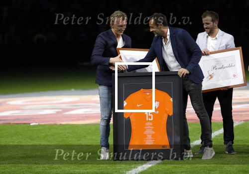 Amsterdam 13 oktober 2018
Nederland - Duitsland in de Johan Cruijff arens . eindstand 3-0
Na de Wedstrijd werden Dirk Kuyt en Rafael v d Vaart  gehuldigd. Dirk had zijn vrouw Gertrude en kinderen meegenomen. Rafael had zijn vriendin Estavan Polman en zijn kinderen Damian en Jesslynn meegenomen . Ook zijn ouders en schoonouders waren erbij.
