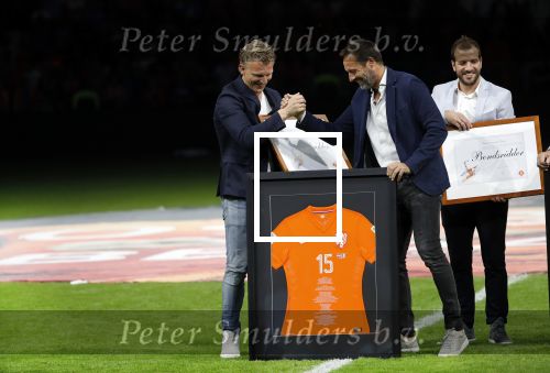 Amsterdam 13 oktober 2018
Nederland - Duitsland in de Johan Cruijff arens . eindstand 3-0
Na de Wedstrijd werden Dirk Kuyt en Rafael v d Vaart  gehuldigd. Dirk had zijn vrouw Gertrude en kinderen meegenomen. Rafael had zijn vriendin Estavan Polman en zijn kinderen Damian en Jesslynn meegenomen . Ook zijn ouders en schoonouders waren erbij.