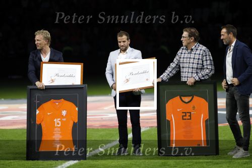 Amsterdam 13 oktober 2018
Nederland - Duitsland in de Johan Cruijff arens . eindstand 3-0
Na de Wedstrijd werden Dirk Kuyt en Rafael v d Vaart  gehuldigd. Dirk had zijn vrouw Gertrude en kinderen meegenomen. Rafael had zijn vriendin Estavan Polman en zijn kinderen Damian en Jesslynn meegenomen . Ook zijn ouders en schoonouders waren erbij.