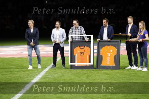 Amsterdam 13 oktober 2018
Nederland - Duitsland in de Johan Cruijff arens . eindstand 3-0
Na de Wedstrijd werden Dirk Kuyt en Rafael v d Vaart  gehuldigd. Dirk had zijn vrouw Gertrude en kinderen meegenomen. Rafael had zijn vriendin Estavan Polman en zijn kinderen Damian en Jesslynn meegenomen . Ook zijn ouders en schoonouders waren erbij.