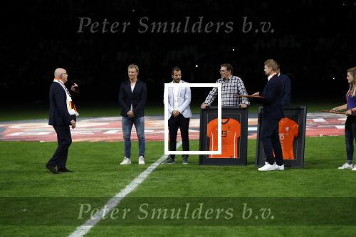 Amsterdam 13 oktober 2018
Nederland - Duitsland in de Johan Cruijff arens . eindstand 3-0
Na de Wedstrijd werden Dirk Kuyt en Rafael v d Vaart  gehuldigd. Dirk had zijn vrouw Gertrude en kinderen meegenomen. Rafael had zijn vriendin Estavan Polman en zijn kinderen Damian en Jesslynn meegenomen . Ook zijn ouders en schoonouders waren erbij.