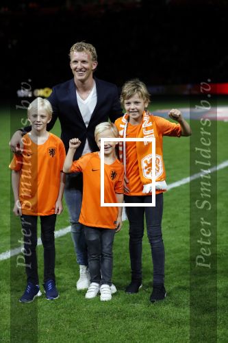 Amsterdam 13 oktober 2018
Nederland - Duitsland in de Johan Cruijff arens . eindstand 3-0
Na de Wedstrijd werden Dirk Kuyt en Rafael v d Vaart  gehuldigd. Dirk had zijn vrouw Gertrude en kinderen meegenomen. Rafael had zijn vriendin Estavan Polman en zijn kinderen Damian en Jesslynn meegenomen . Ook zijn ouders en schoonouders waren erbij.