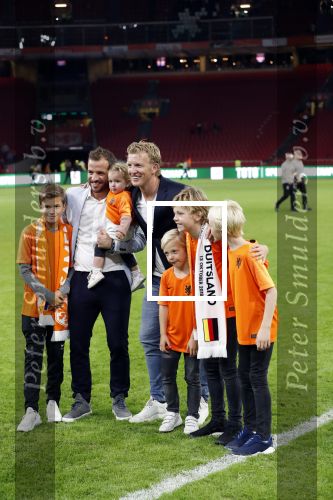 Amsterdam 13 oktober 2018
Nederland - Duitsland in de Johan Cruijff arens . eindstand 3-0
Na de Wedstrijd werden Dirk Kuyt en Rafael v d Vaart  gehuldigd. Dirk had zijn vrouw Gertrude en kinderen meegenomen. Rafael had zijn vriendin Estavan Polman en zijn kinderen Damian en Jesslynn meegenomen . Ook zijn ouders en schoonouders waren erbij.