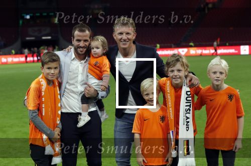 Amsterdam 13 oktober 2018
Nederland - Duitsland in de Johan Cruijff arens . eindstand 3-0
Na de Wedstrijd werden Dirk Kuyt en Rafael v d Vaart  gehuldigd. Dirk had zijn vrouw Gertrude en kinderen meegenomen. Rafael had zijn vriendin Estavan Polman en zijn kinderen Damian en Jesslynn meegenomen . Ook zijn ouders en schoonouders waren erbij.