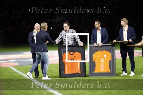 Amsterdam 13 oktober 2018
Nederland - Duitsland in de Johan Cruijff arens . eindstand 3-0
Na de Wedstrijd werden Dirk Kuyt en Rafael v d Vaart  gehuldigd. Dirk had zijn vrouw Gertrude en kinderen meegenomen. Rafael had zijn vriendin Estavan Polman en zijn kinderen Damian en Jesslynn meegenomen . Ook zijn ouders en schoonouders waren erbij.