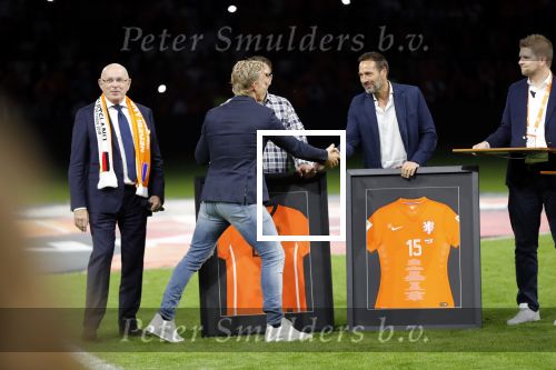 Amsterdam 13 oktober 2018
Nederland - Duitsland in de Johan Cruijff arens . eindstand 3-0
Na de Wedstrijd werden Dirk Kuyt en Rafael v d Vaart  gehuldigd. Dirk had zijn vrouw Gertrude en kinderen meegenomen. Rafael had zijn vriendin Estavan Polman en zijn kinderen Damian en Jesslynn meegenomen . Ook zijn ouders en schoonouders waren erbij.