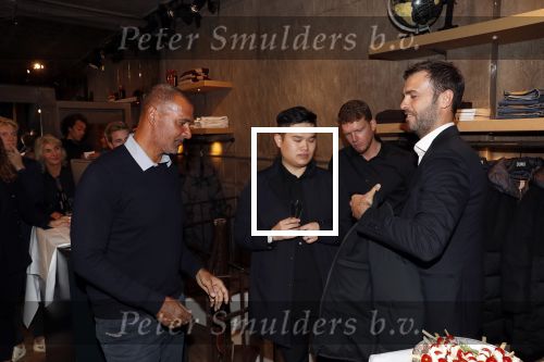 Amsterdam 8 oktober 2018
Presentatie jassenlijn Duno bij 1 op de cornelis schuytstraat. Ruud Gullit bkrijgt eerste jas.