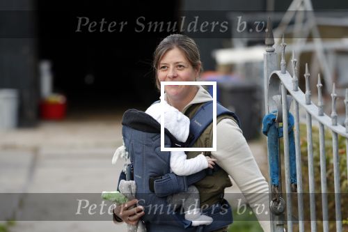 Wijdewormer 19 oktober 2018
Marnix Knetemann aan het werk op zijn boerderij. Zij zus Elise komt op bezoek met haar pas geboren baby.