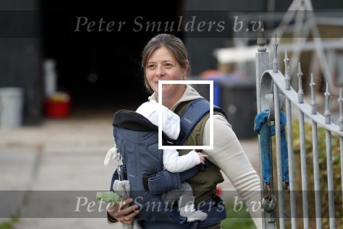 Wijdewormer 19 oktober 2018
Marnix Knetemann aan het werk op zijn boerderij. Zij zus Elise komt op bezoek met haar pas geboren baby.
