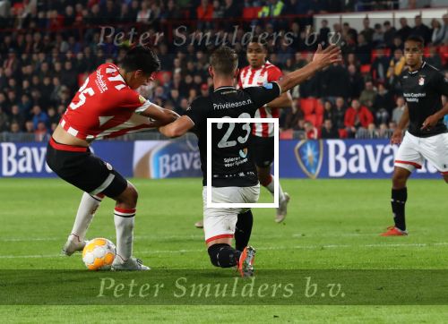Eindhoven, 20 Oktober 2018 Kompetitiewedstrijd PSV-SC Emmen, eindstand 6-0 Seizoen 2018-2019
Erick Gutierrez in duel met Glenn Bijl