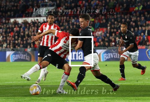 Eindhoven, 20 Oktober 2018 Kompetitiewedstrijd PSV-SC Emmen, eindstand 6-0 Seizoen 2018-2019
Erick Gutierrez in duel met Glenn Bijl