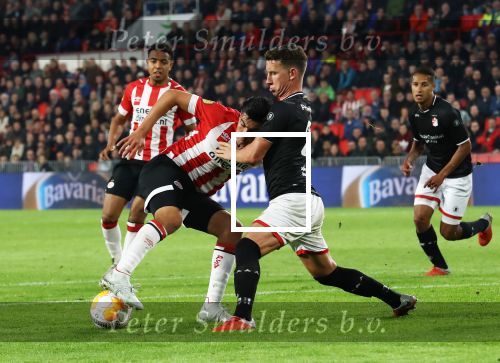 Eindhoven, 20 Oktober 2018 Kompetitiewedstrijd PSV-SC Emmen, eindstand 6-0 Seizoen 2018-2019
Erick Gutierrez in duel met Glenn Bijl