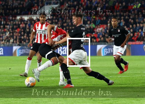 Eindhoven, 20 Oktober 2018 Kompetitiewedstrijd PSV-SC Emmen, eindstand 6-0 Seizoen 2018-2019
Erick Gutierrez in duel met Glenn Bijl