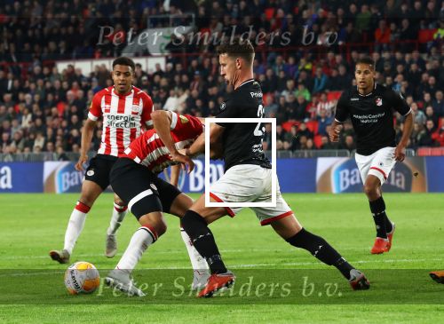 Eindhoven, 20 Oktober 2018 Kompetitiewedstrijd PSV-SC Emmen, eindstand 6-0 Seizoen 2018-2019
Erick Gutierrez in duel met Glenn Bijl