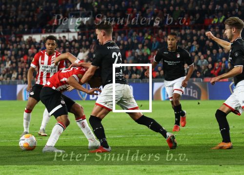 Eindhoven, 20 Oktober 2018 Kompetitiewedstrijd PSV-SC Emmen, eindstand 6-0 Seizoen 2018-2019
Erick Gutierrez in duel met Glenn Bijl