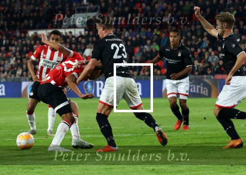 Eindhoven, 20 Oktober 2018 Kompetitiewedstrijd PSV-SC Emmen, eindstand 6-0 Seizoen 2018-2019
Erick Gutierrez in duel met Glenn Bijl