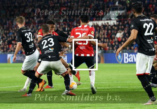 Eindhoven, 20 Oktober 2018 Kompetitiewedstrijd PSV-SC Emmen, eindstand 6-0 Seizoen 2018-2019
Erick Gutierrez in duel met Glenn Bijl