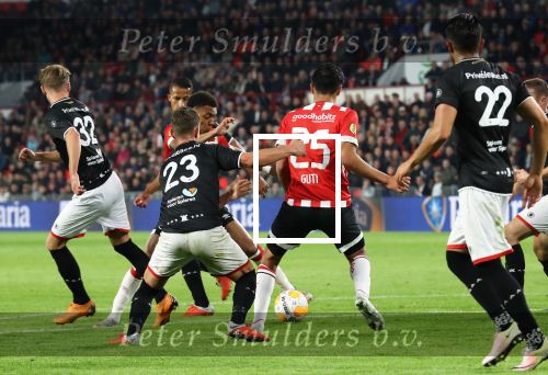 Eindhoven, 20 Oktober 2018 Kompetitiewedstrijd PSV-SC Emmen, eindstand 6-0 Seizoen 2018-2019
Erick Gutierrez in duel met Glenn Bijl