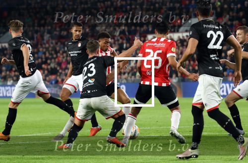 Eindhoven, 20 Oktober 2018 Kompetitiewedstrijd PSV-SC Emmen, eindstand 6-0 Seizoen 2018-2019
Erick Gutierrez in duel met Glenn Bijl
