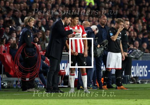 Eindhoven, 20 Oktober 2018 Kompetitiewedstrijd PSV-SC Emmen, eindstand 6-0 Seizoen 2018-2019
Erick Gutierrez wordt geinstrueerd door Mark v Bommel