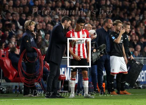 Eindhoven, 20 Oktober 2018 Kompetitiewedstrijd PSV-SC Emmen, eindstand 6-0 Seizoen 2018-2019
Erick Gutierrez wordt geinstrueerd door Mark v Bommel
