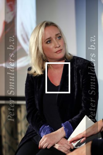 Amsterdam 23 oktober 2018
Boekpresentatie van Antoinette Scheulderman in de soho House . Eva Jinek overhandigt haar het eerste boek.