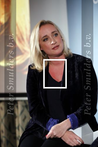 Amsterdam 23 oktober 2018
Boekpresentatie van Antoinette Scheulderman in de soho House . Eva Jinek overhandigt haar het eerste boek.