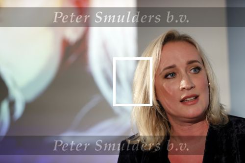 Amsterdam 23 oktober 2018
Boekpresentatie van Antoinette Scheulderman in de soho House . Eva Jinek overhandigt haar het eerste boek.