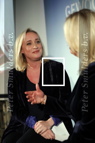 Amsterdam 23 oktober 2018
Boekpresentatie van Antoinette Scheulderman in de soho House . Eva Jinek overhandigt haar het eerste boek.