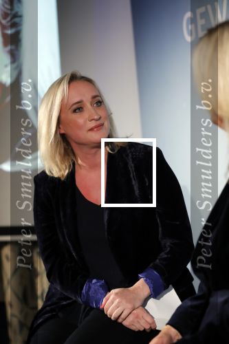 Amsterdam 23 oktober 2018
Boekpresentatie van Antoinette Scheulderman in de soho House . Eva Jinek overhandigt haar het eerste boek.