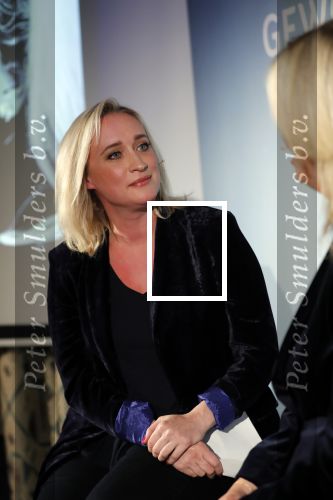 Amsterdam 23 oktober 2018
Boekpresentatie van Antoinette Scheulderman in de soho House . Eva Jinek overhandigt haar het eerste boek.