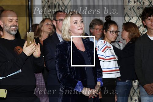 Amsterdam 23 oktober 2018
Boekpresentatie van Antoinette Scheulderman in de soho House . Eva Jinek overhandigt haar het eerste boek.