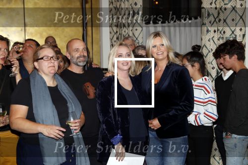 Amsterdam 23 oktober 2018
Boekpresentatie van Antoinette Scheulderman in de soho House . Eva Jinek overhandigt haar het eerste boek.