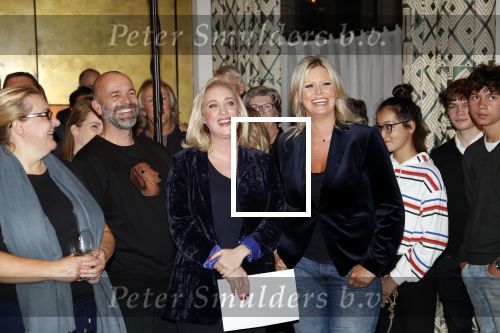 Amsterdam 23 oktober 2018
Boekpresentatie van Antoinette Scheulderman in de soho House . Eva Jinek overhandigt haar het eerste boek.