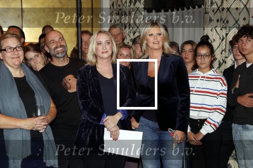 Amsterdam 23 oktober 2018
Boekpresentatie van Antoinette Scheulderman in de soho House . Eva Jinek overhandigt haar het eerste boek.