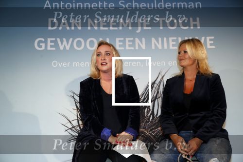 Amsterdam 23 oktober 2018
Boekpresentatie van Antoinette Scheulderman in de soho House . Eva Jinek overhandigt haar het eerste boek.