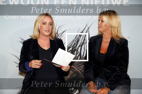 Amsterdam 23 oktober 2018
Boekpresentatie van Antoinette Scheulderman in de soho House . Eva Jinek overhandigt haar het eerste boek.