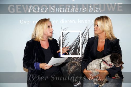 Amsterdam 23 oktober 2018
Boekpresentatie van Antoinette Scheulderman in de soho House . Eva Jinek overhandigt haar het eerste boek.