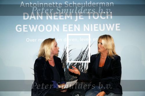 Amsterdam 23 oktober 2018
Boekpresentatie van Antoinette Scheulderman in de soho House . Eva Jinek overhandigt haar het eerste boek.